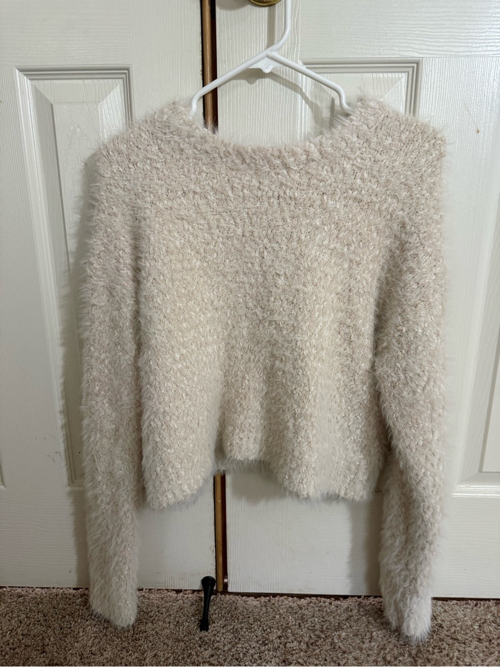 Forever 21 Cream Fuzzy Eyelash Sweater Size Small